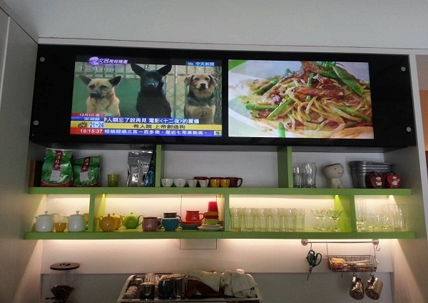 店內吧檯後方，設有螢幕播映美食和待認養貓狗的資訊，令人印象深刻。  曾大年/攝