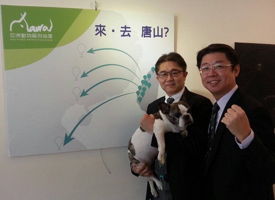 亞洲動物福利協會理事長、全國動物醫院連鎖體系執行長陳道杰(左)特別規畫「大陸寵物醫療市場現今狀況及未來發展」的論壇主題。 曾大年/攝