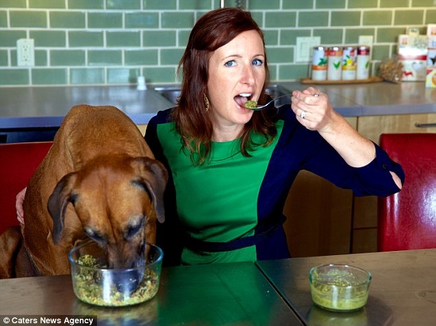 博絲汀(Postins)設立的The Honest Kitchen，是美國第一家經由FDA認證為人食等級的寵物食品公司，她本身也是該公司的品嚐師。　翻攝自每日郵報