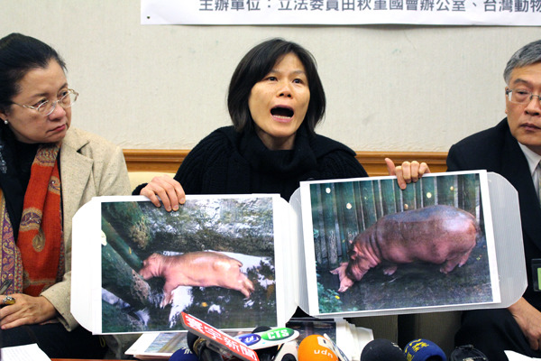 台灣動物社會研究會今日下午緊急召開記者會，就阿河事件提出4大訴求。　何宜/攝