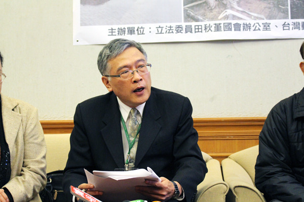 農委會畜牧處副處長朱慶誠針對動保團體4大訴求做出回應。　何宜/攝