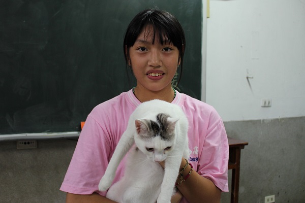明志國中畢業的學生還會回來看小貓。　江幸芸/攝