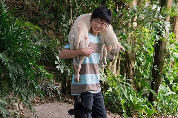 郭璇與台大懷生社成員們時常進入山林或近郊幫不斷生育的浪犬結紮。  取自台灣大學關懷生命社臉書