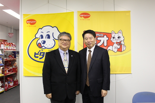 日本寵物食品公司社長宮原直樹(右)與福壽實業董事長洪堯昆(左)早已技術合作近30年。　何宜/攝